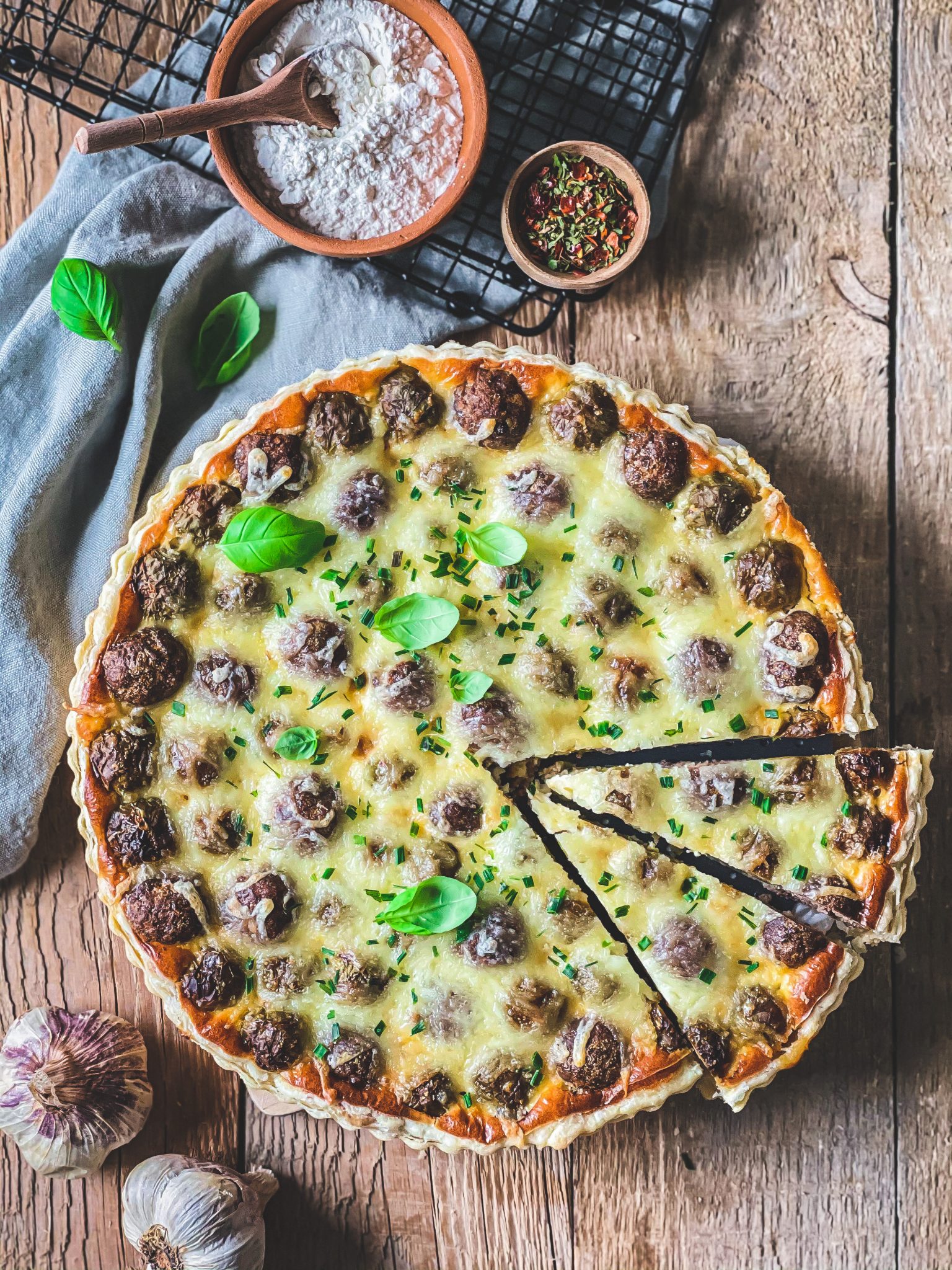 Tarte aux choux de Bruxelles et boulettes de bœuf