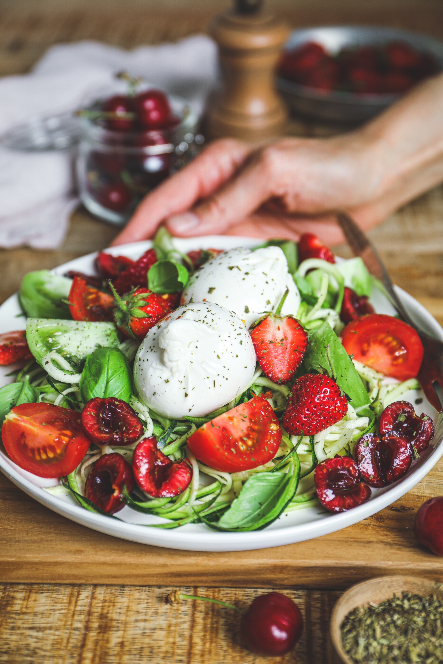 Salade estivale à la burrata fruits rouges et spaghetti de courgette